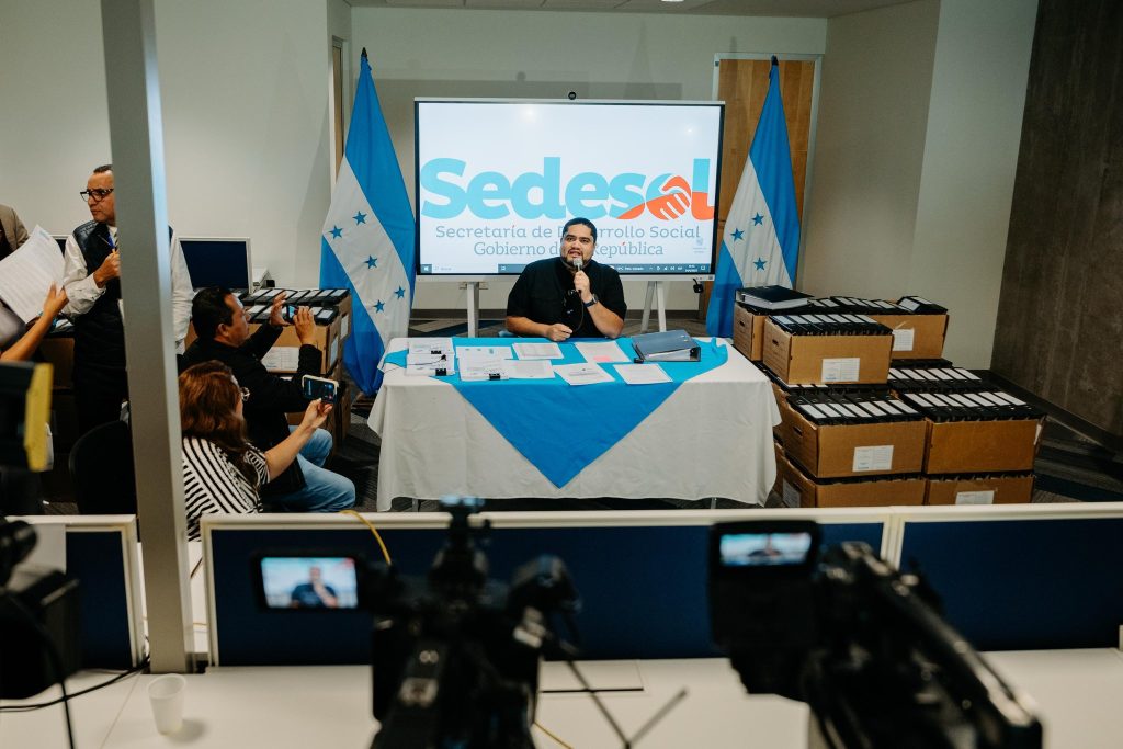 El ministro Cardona hablando