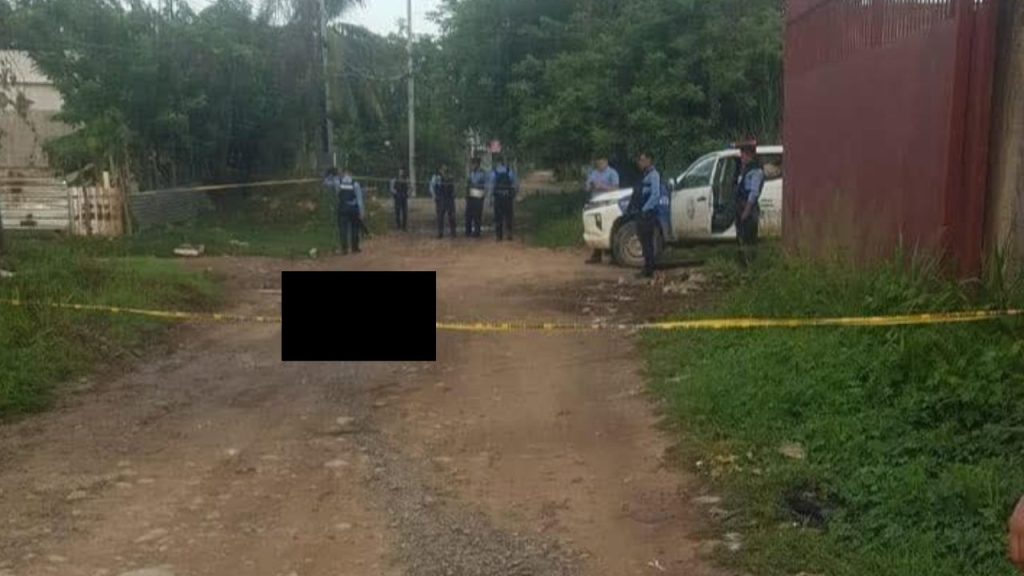 Agentes de la Policía Nacional en el lugar donde encontraron el cuerpo del hombre en Tocoa