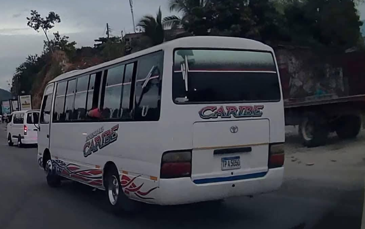 Imagen del bus 'rapidito' del cual cayó la pasajera. Foto: vídeo redes sociales.