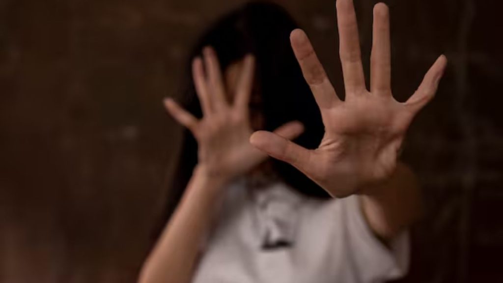 Imagen de referencia de una mujer pidiendo que no la maltraten.