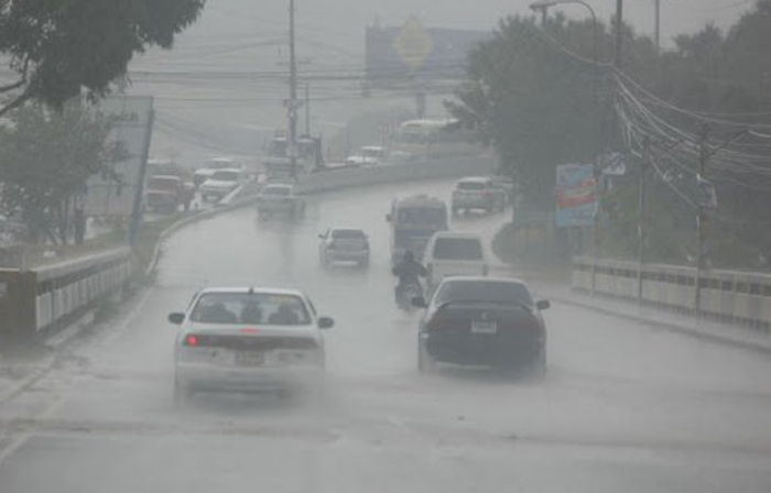 Lugar donde se ve el clima y carros bajo la lluvia
