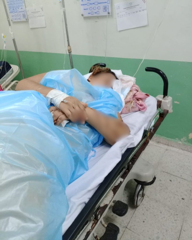 Una foto de Yensy Mariela Orellana Guzmán en la camilla