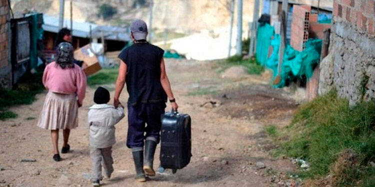 Niños caminando en la calle