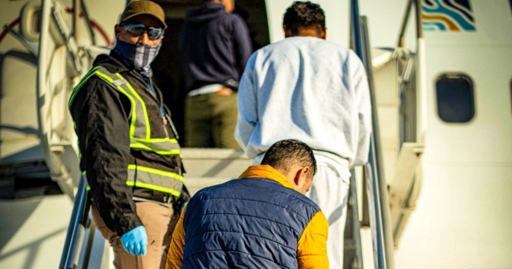 Personas subiendo a un avión