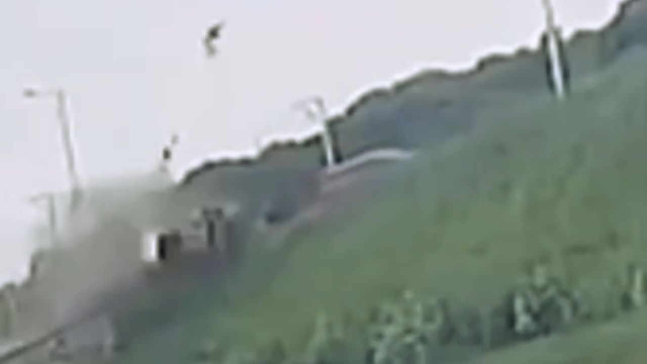 Vídeo: Universitrario 'sale volando' de carro tras accidente de tránsito