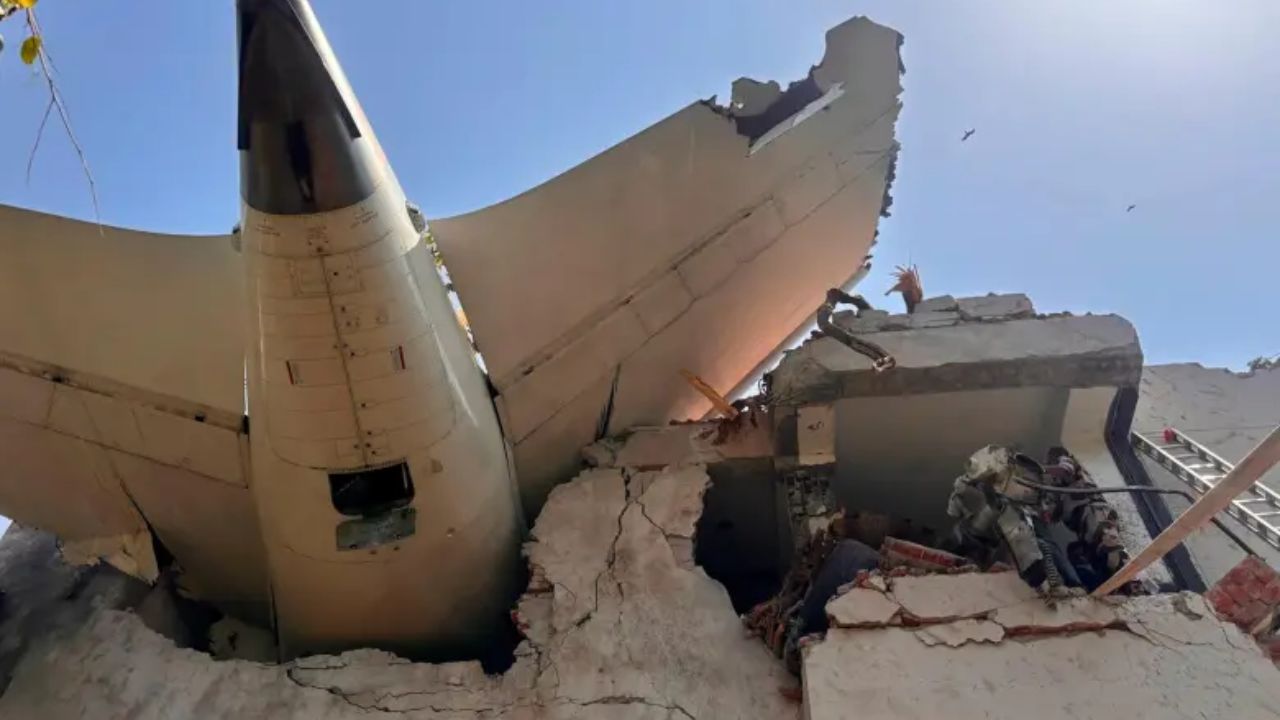 Impactante video capta el momento en que el avión de Air India se estrelló
