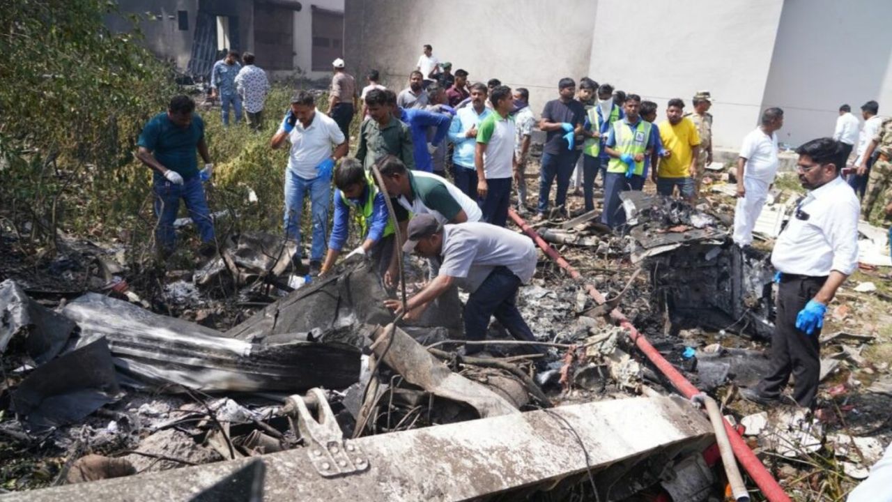 Al menos un superviviente en accidente aéreo en India