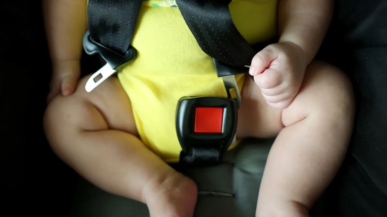 Bebé muere por golpe de calor tras ser olvidada por su padre en el carro