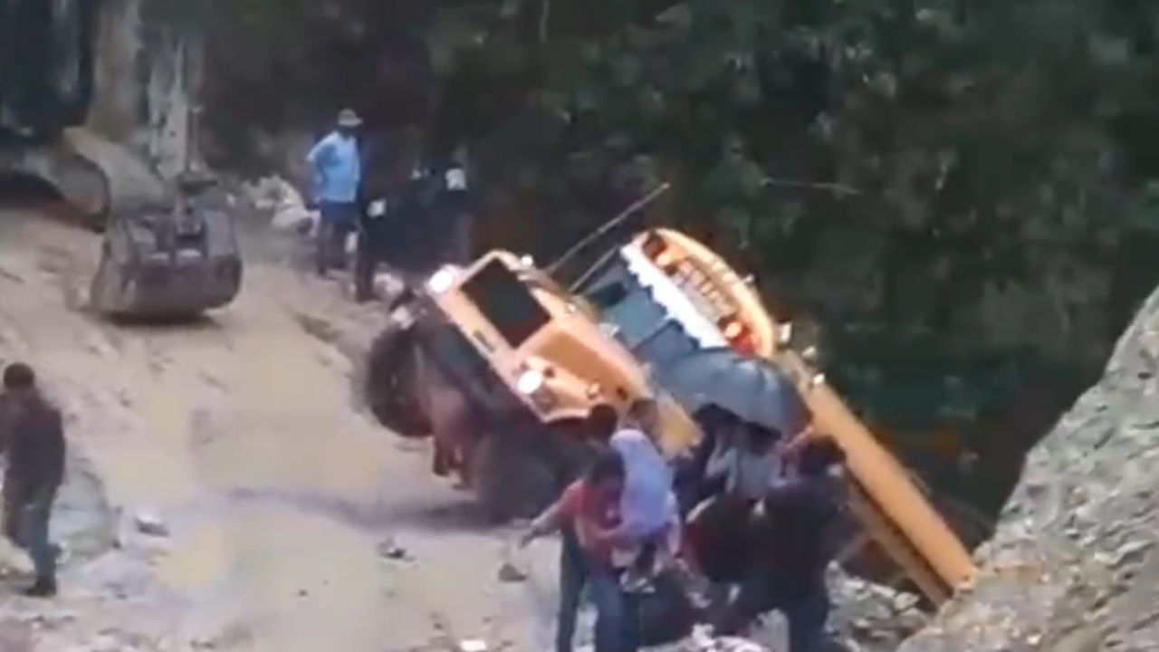 Vídeo: Bus cae en un vado en Intibucá con más de 40 pasajeros a bordo