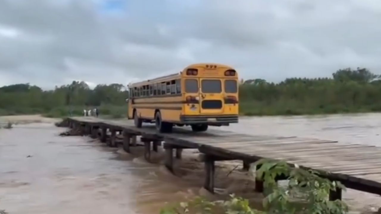 Conductor de bus se arriesga al cruzar puente de madera sobre río en Olancho