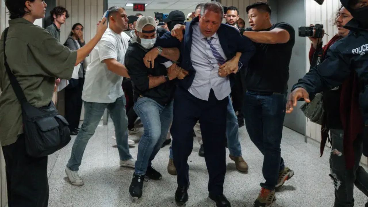Captan momento en que arrestan a candidato a alcalde de NY por ayudar a migrante