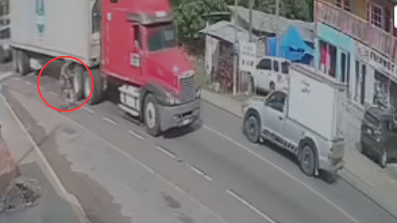 Así fue momento en que ciclista murió al caer bajo llantas de rastra en Omoa