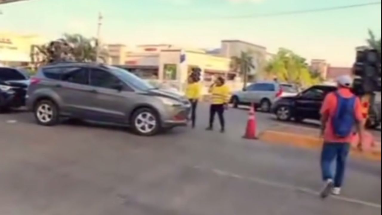 ¡Haga caso, señora! Conductora 'desafió' a agentes que le pedían respetar orden vial