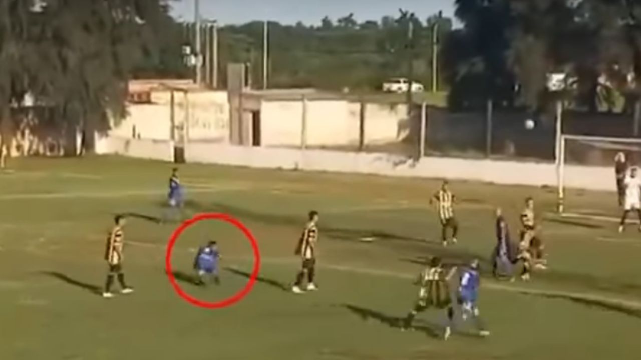 Graban cuando futbolista murió en la cancha en pleno partido, ¿cómo ocurrió?