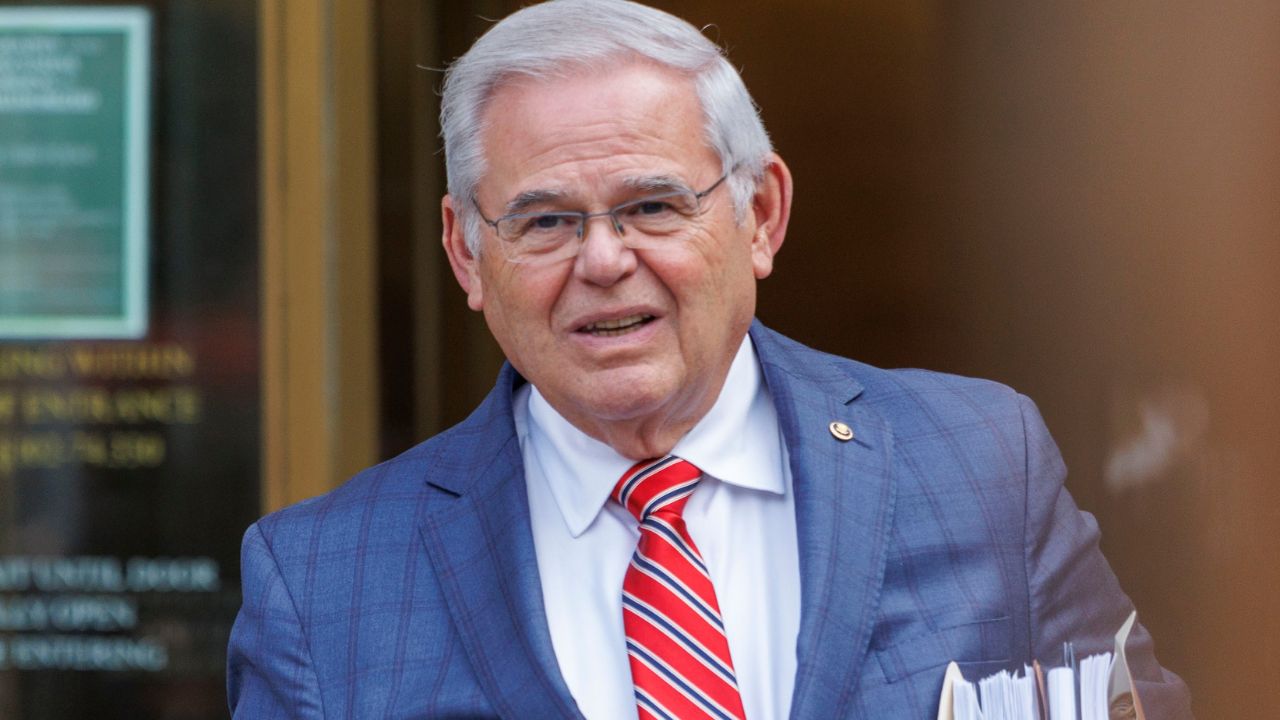 El exsenador Bob Menéndez comienza a cumplir condena de 11 años por corrupción