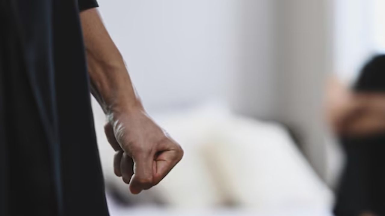 A prisión envían a fiscal acusado por maltratos a su pareja y amante