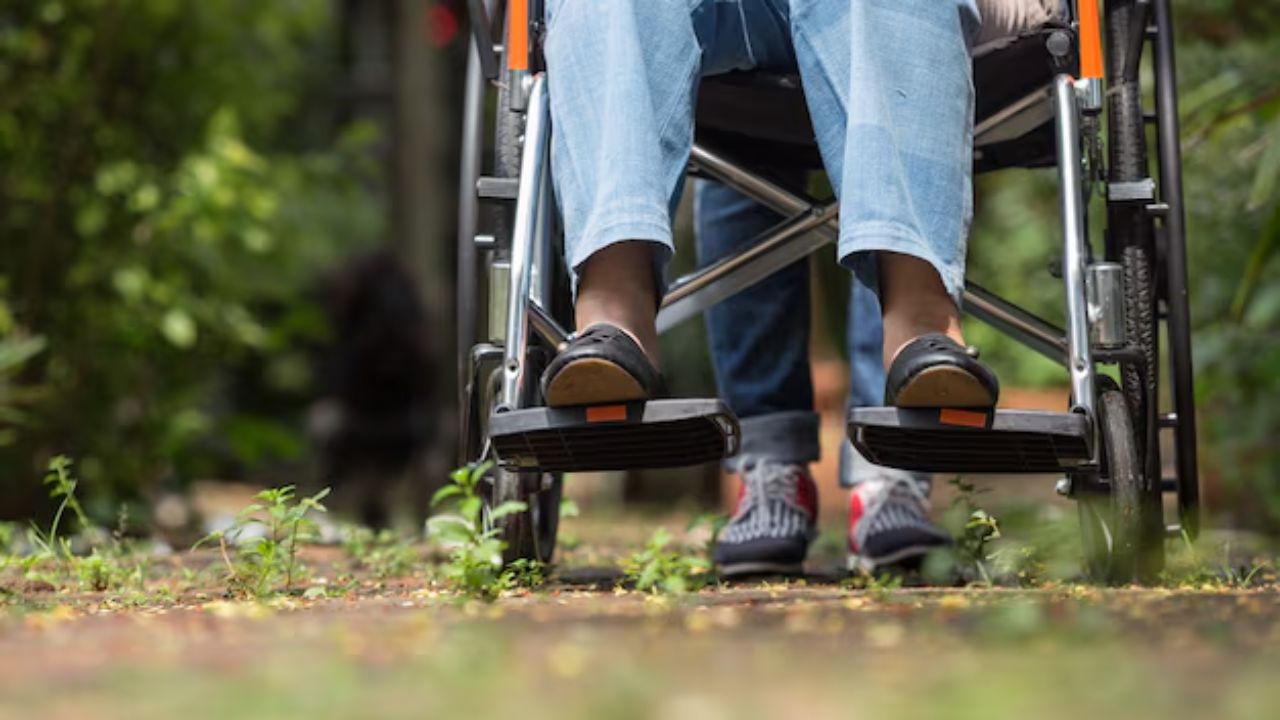 Graban a hombre que mató a su madre y 'paseó' su cadáver en silla de ruedas