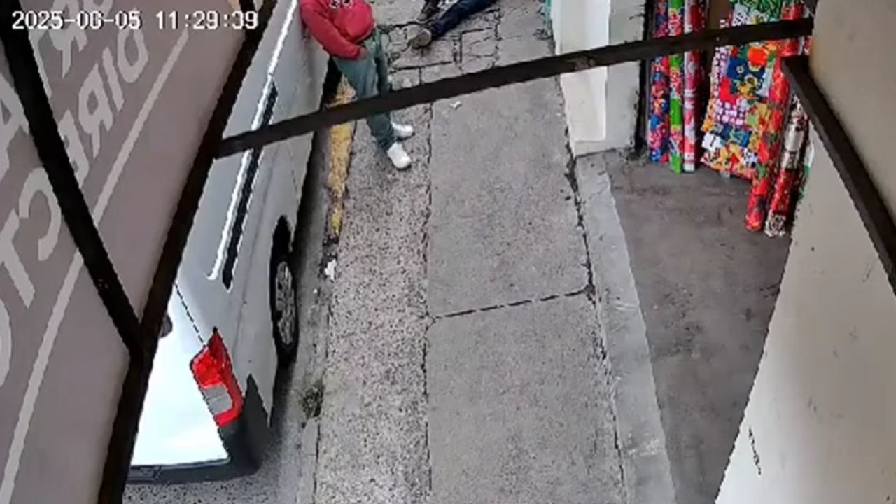 Graban a hondureño tocándose partes íntimas tras paso de estudiante frente a negocio