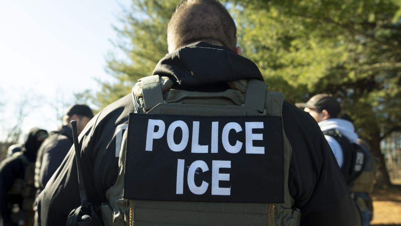 'Lo sacaron esposado': ICE detiene a menor hondureño en casa de acogida