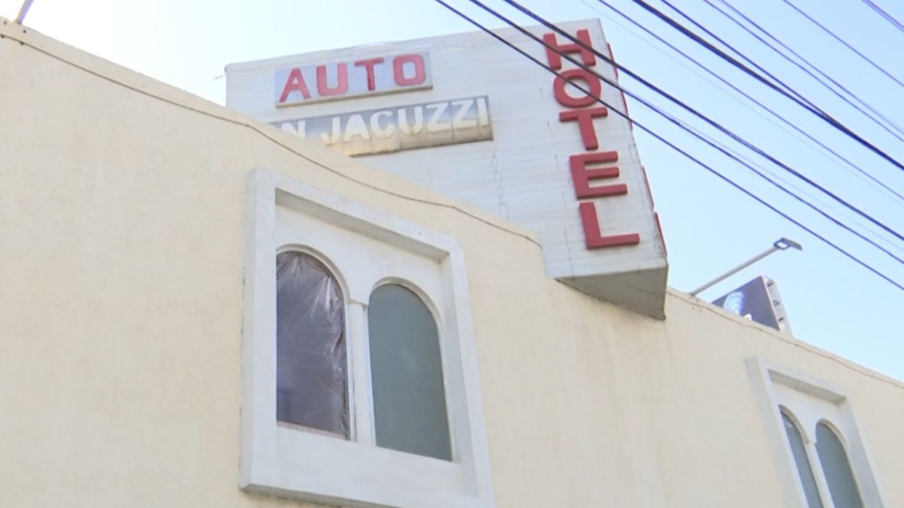 ¿Cómo murió hombre que estaba en un motel con su esposa y amiga?