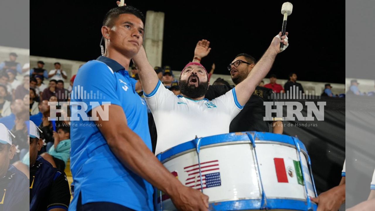 ¡Apoyando a La H! Luis Redondo, visto en el estadio en partido de Honduras