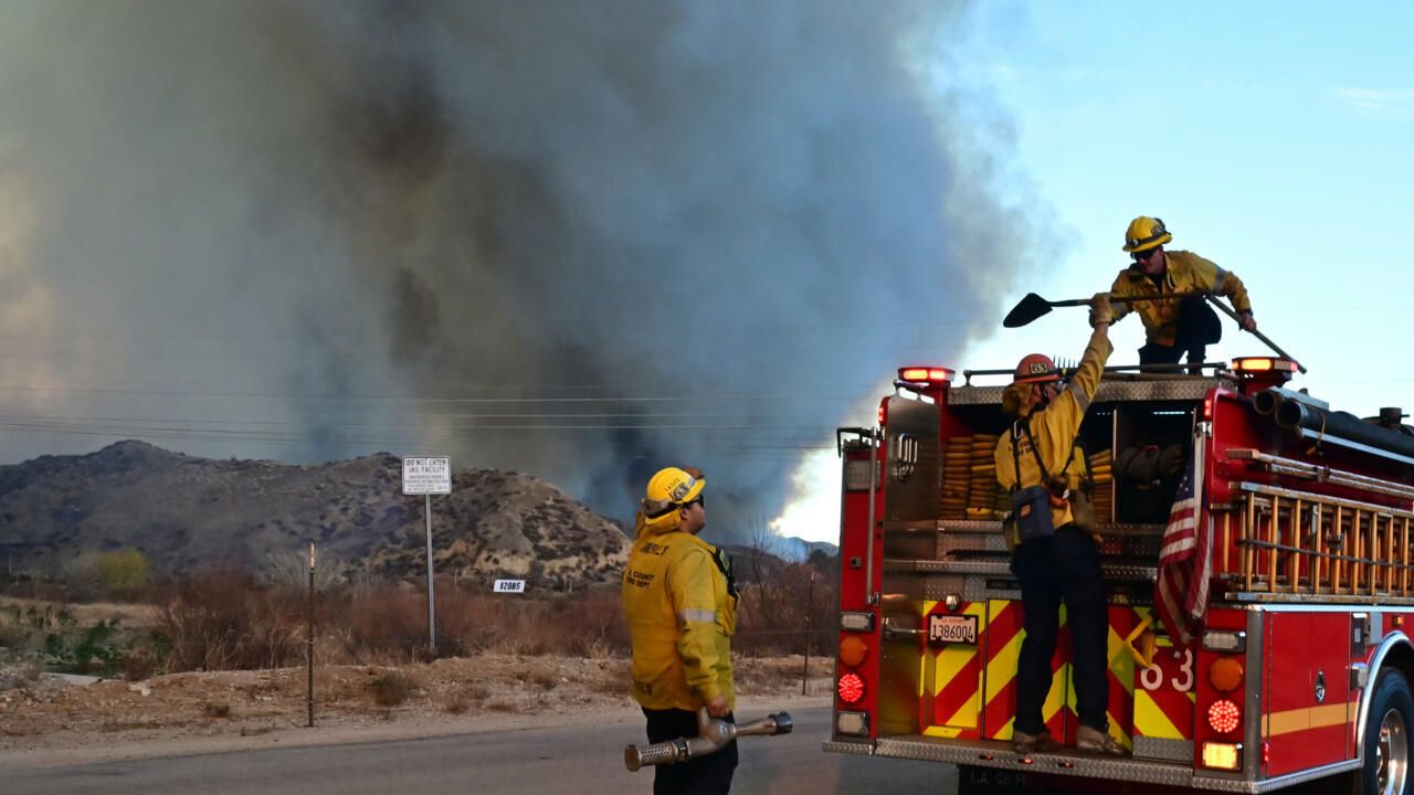 Imagen de Dos bomberos mueren a balazos mientras combatían incendio forestal