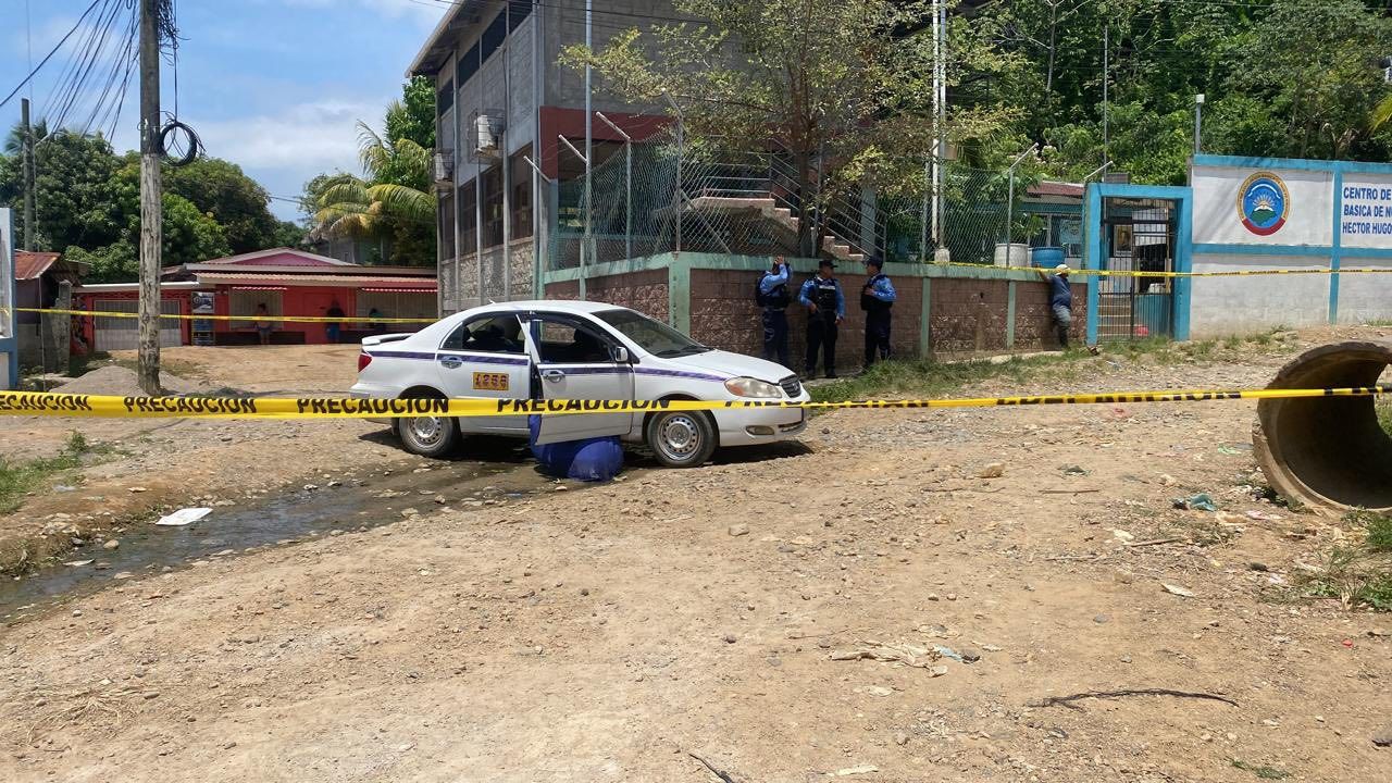 Asesinan a pasajero dentro de taxi en La Ceiba y dejan herido al conductor