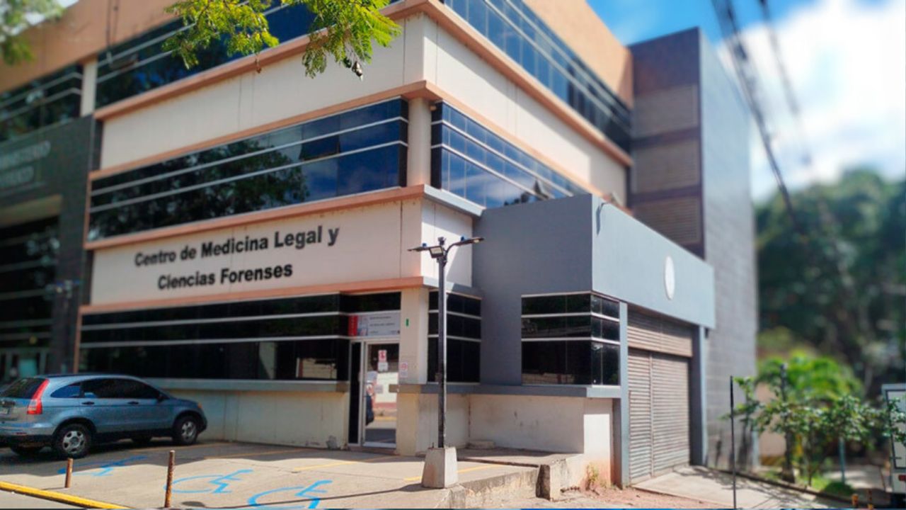 Muere mecánico tras ser aplastado por el auto que reparaba en Cerro Grande