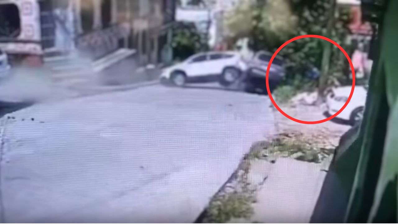 Video: Camioneta sin control y en reversa casi atropella a niño en cuesta de Copán