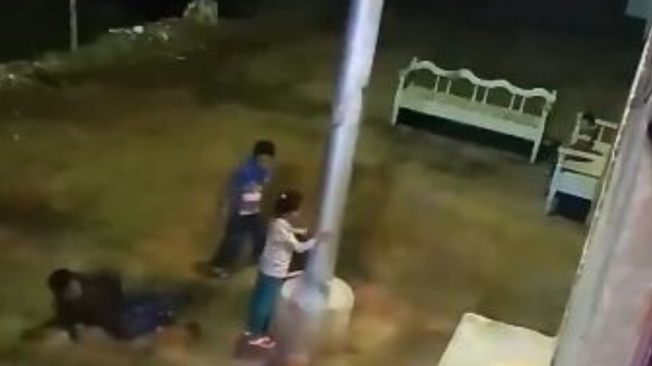 Video capta momento en que menor se electrocuta al tocar poste cuando jugaba