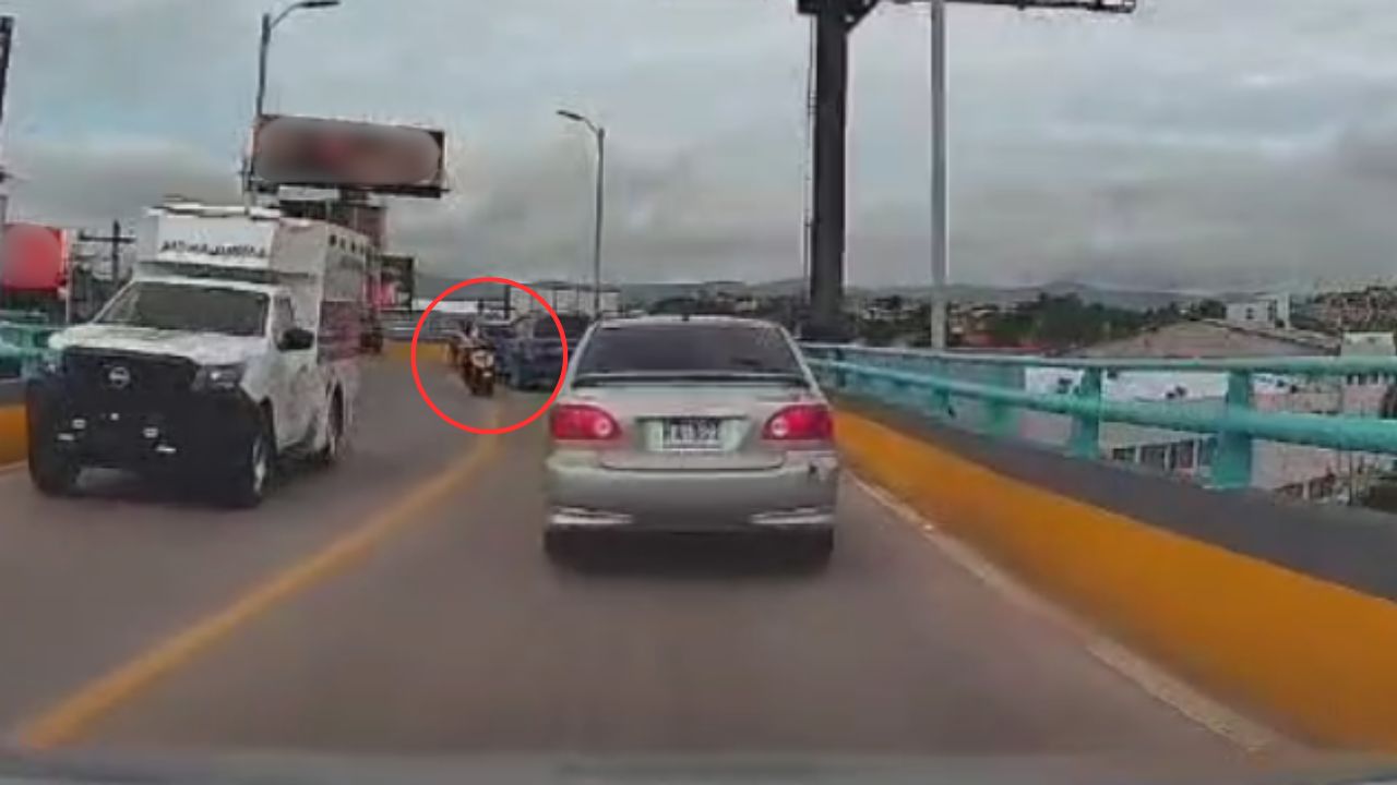 Así fue choque de motociclista contra carro sobre puente de El Prado