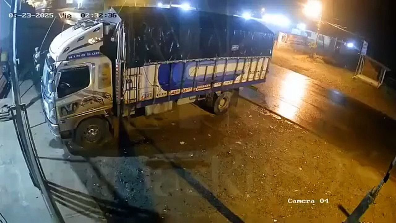 Imagen de VIDEO: Motociclista pierde la vida tras impactar contra camión estacionado
