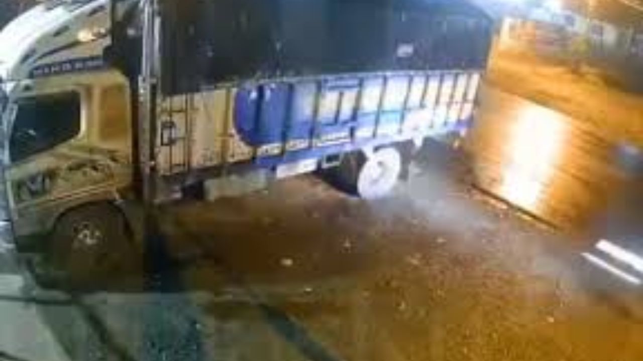 VIDEO: Motociclista pierde la vida tras impactar contra camión estacionado