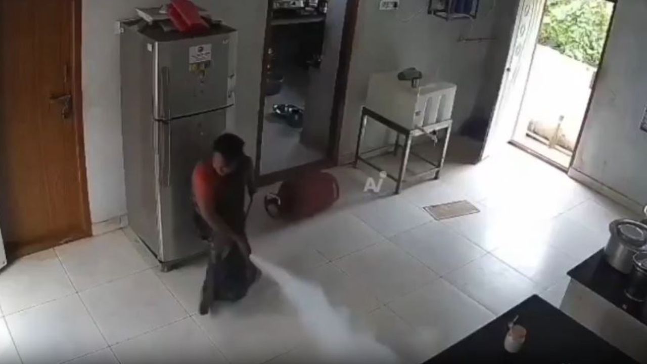 VIDEO: Manguera de cilindro de gas en descontrol provoca fuerte explosión