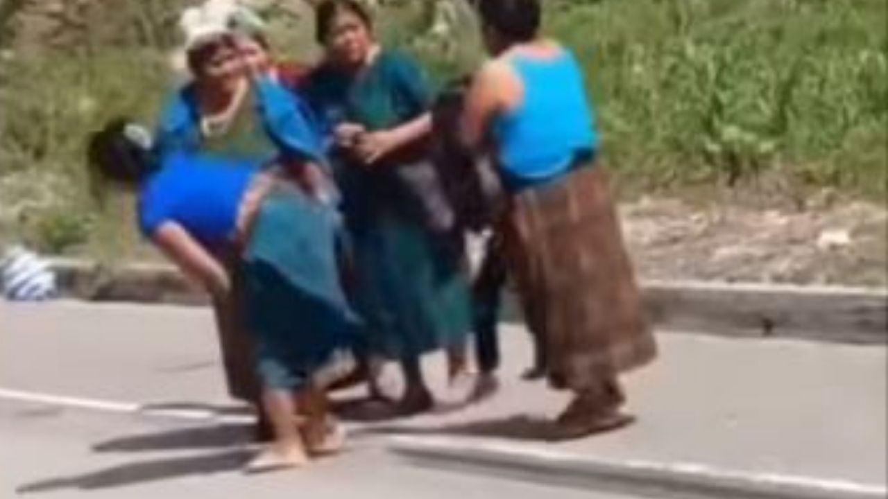 Desgarrador video de parientes sosteniendo a niña arrollada por camión