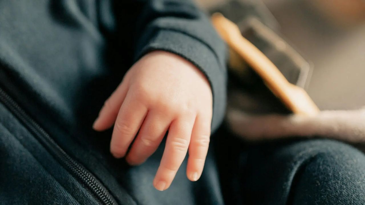 'Dios mío, no puedo con esto': niño de 3 años muere aplastado por un ropero