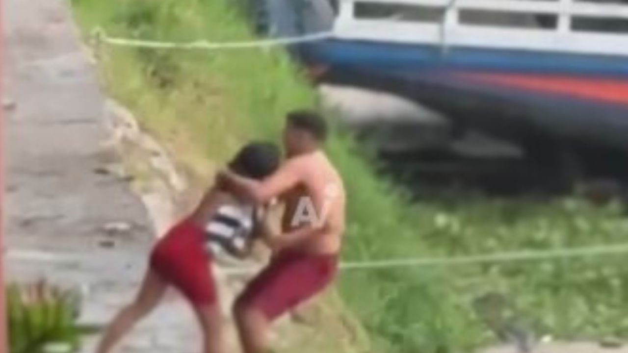 VIDEO: Mujer abraza a su pareja para evitar que salte al Amazonas y caen juntos