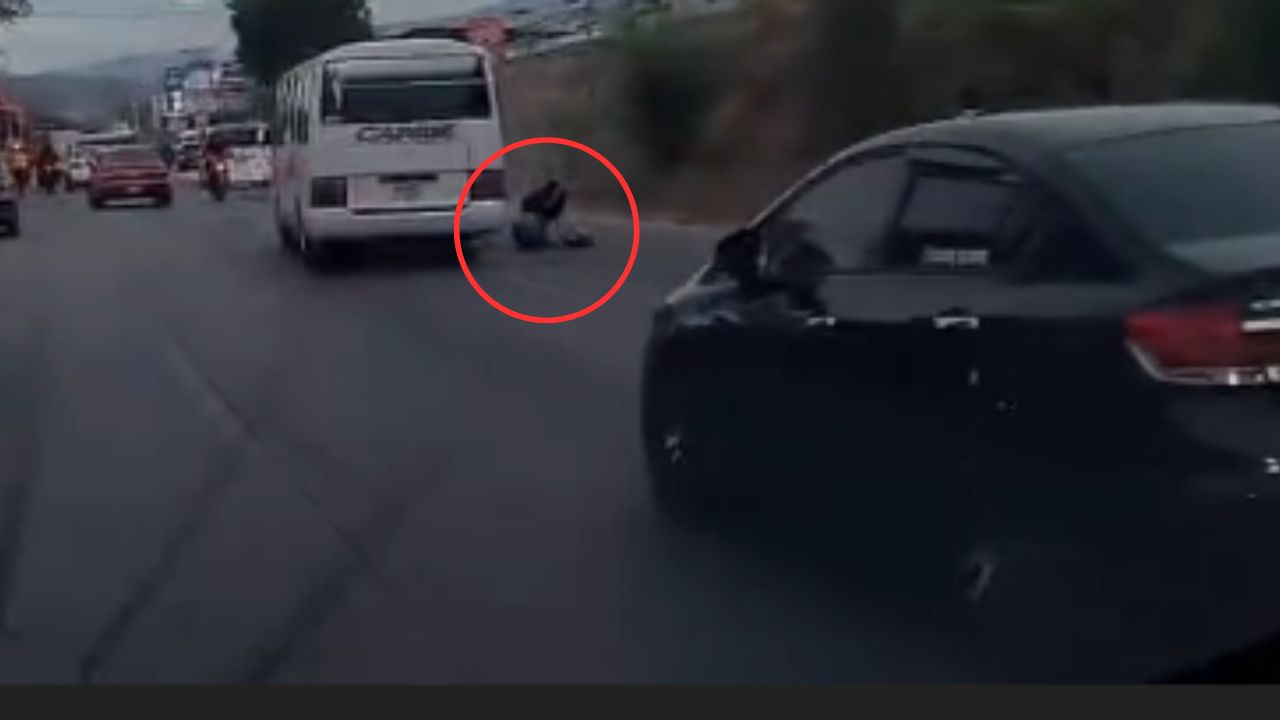 Imagen de Captan momento en que pasajera cae de un bus 'rapidito' en marcha, en Choloma