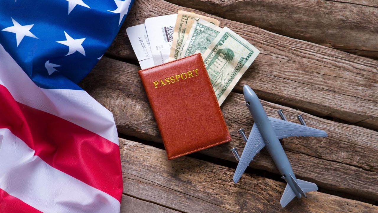 El permiso con el que migrantes pueden residir y trabajar en EE. UU., sin visa