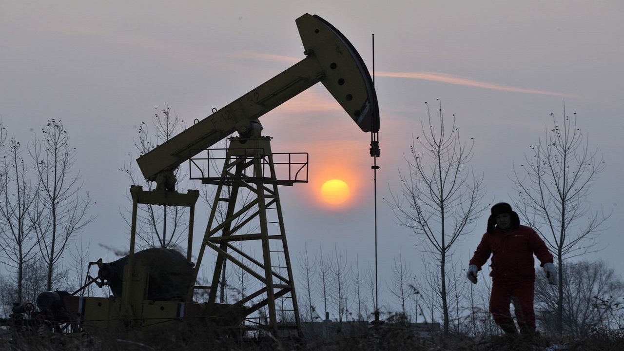 El petróleo se desploma tras ataque de Irán a base de Estados Unidos en Catar