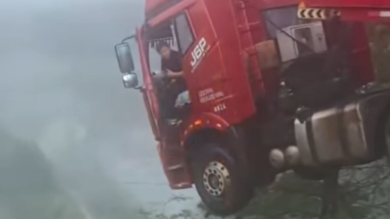 Vivo de milagro: Rastra queda 'colgando' en puente tras derrapar en la carretera