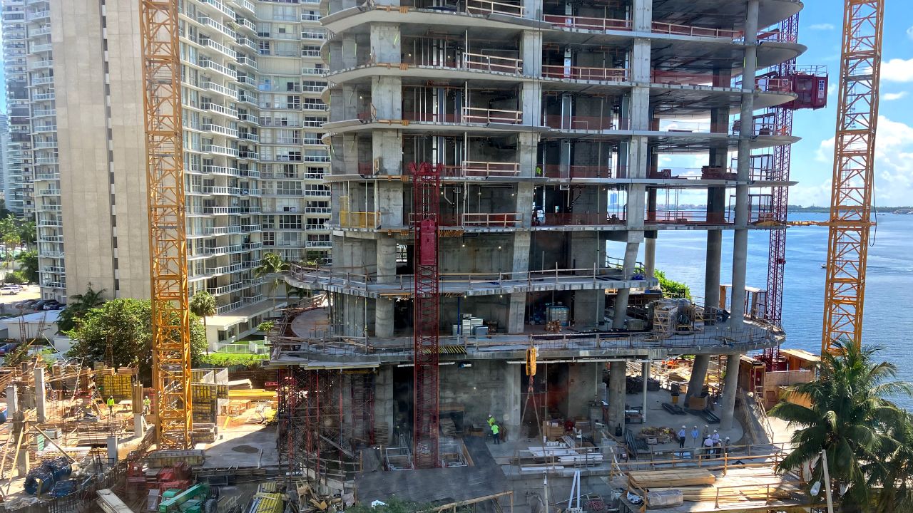 Redadas migratorias en obras amenazan a la industria de la construcción en EE.UU.