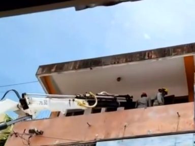 Por este motivo rescatan con grúa a un hombre en edificio en La Ceiba