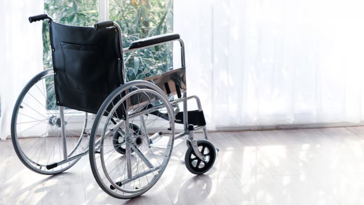 '¡No, no, mirá, mirá!': Silla de ruedas 'se mueve sola' y causa terror en hospital