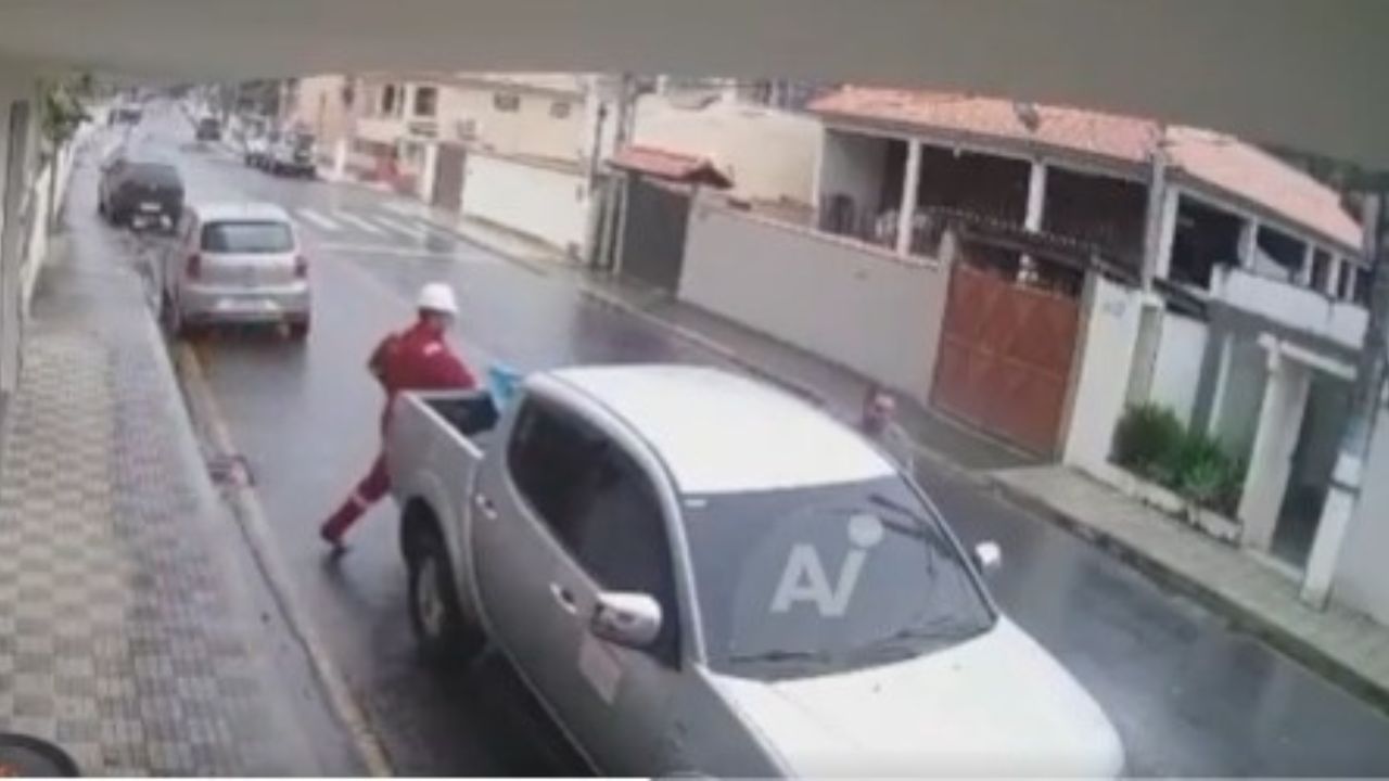 Sujeto disfrazado de trabajador, mata a hombre mientras se subía a su carro