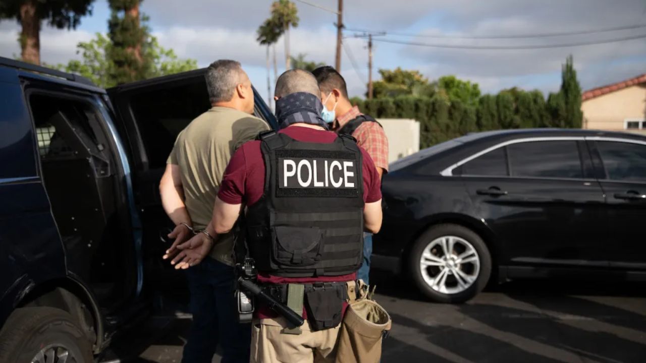 Trump detiene redadas migratorias en sectores clave para evitar daños políticos