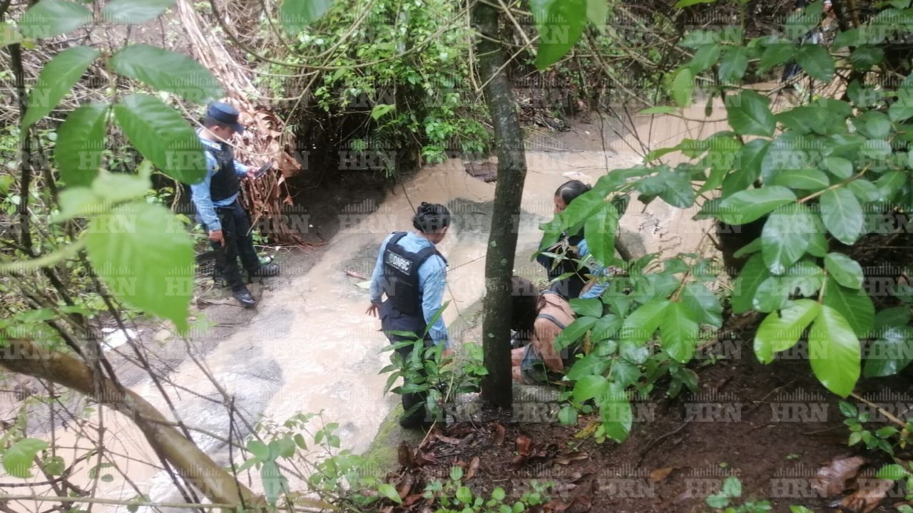 Dos supuestos pandilleros mueren en tiroteo contra policías en aldea El Lolo