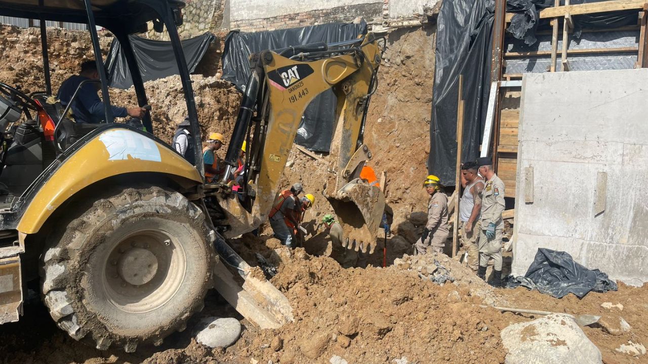Dos trabajadores sobreviven y uno muere al quedar soterrados en Lempira