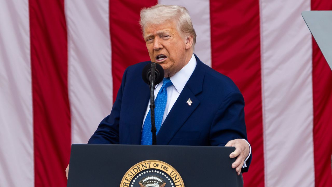 Imagen de Trump cierra fronteras a ciudadanos de 12 países y restringe a otros 7