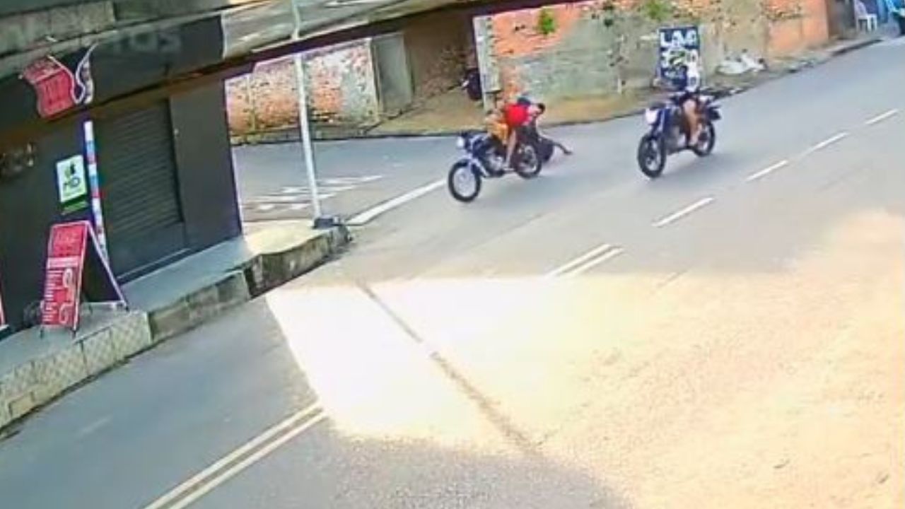 VIDEO: Sicarios matan a padre e hijo de tres años cuando iban en su moto